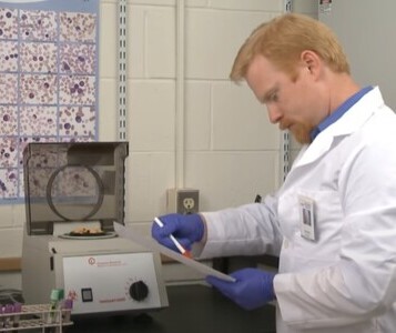 Клиника лечения наркозависимости в Челябинске Врач в кабинете клиники